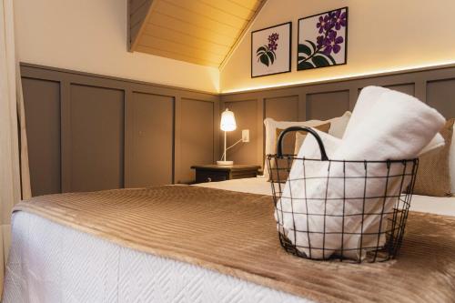 上大瓦尔任Natureza Eco Lodge的一间酒店客房,床上有篮子