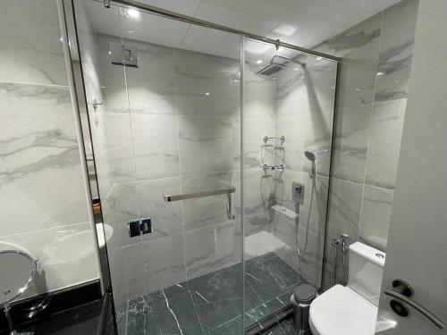 迪拜Birchfort - Newly renovated unique 1 bedroom apartment的带淋浴、卫生间和盥洗盆的浴室
