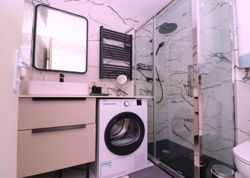 CourcouronnesLa Cosy House的一间带洗衣机和淋浴的浴室