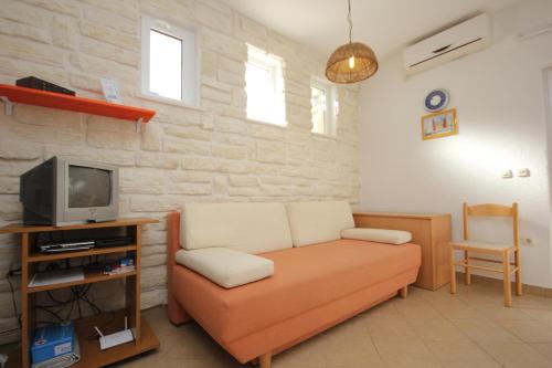 斯拉诺Apartments by the sea Slano, Dubrovnik - 8608的带沙发和电视的客厅