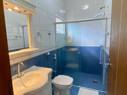 马里利亚Área Central/3 quartos/grande grupos的浴室配有卫生间、盥洗盆和淋浴。