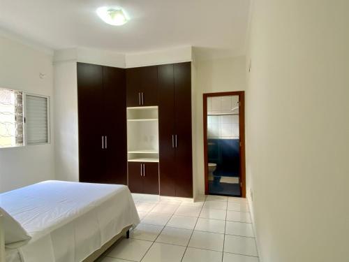 马里利亚Área Central/3 quartos/grande grupos的一间卧室配有一张床和棕色橱柜