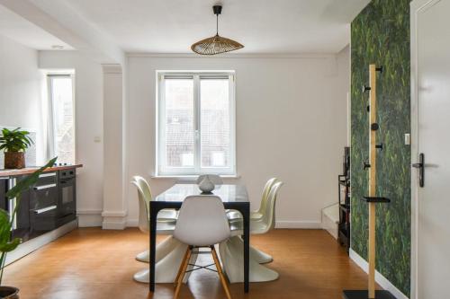 里尔Beautiful apartment near the Wazemmes market - Lille - Welkeys的一间带桌椅的用餐室