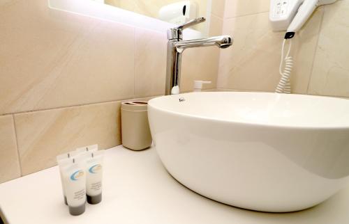 伏罗拉Vila ELARAD的浴室配有白色水槽和水槽