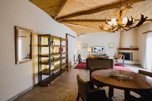 卡法亚特Piattelli Wine Resort的一间带桌子的客厅和一间餐厅