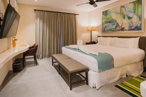 卡法亚特Piattelli Wine Resort的配有一张床和一张书桌的酒店客房