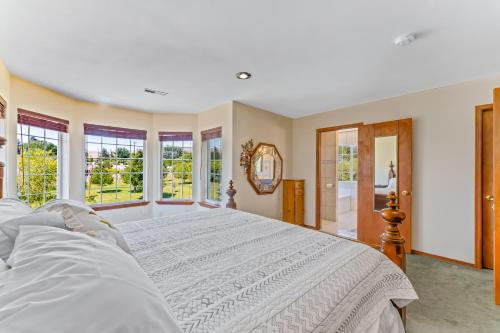 East WenatcheeHouse Of Serenity的卧室设有一张带窗户的白色大床