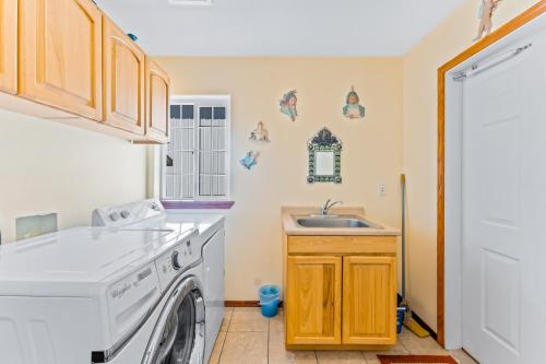 East WenatcheeHouse Of Serenity的厨房配有洗衣机和水槽