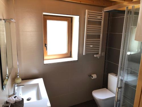 VidemonteCasa de Xisto Ti Maria的一间带水槽和卫生间的浴室以及窗户。