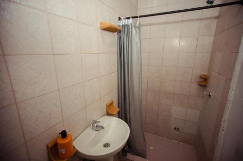 卡塔赫纳Casa Hotel Marbella Beach的一间带水槽和淋浴的浴室