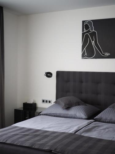 布拉格Apartman Grey的卧室配有一张挂在墙上的床铺