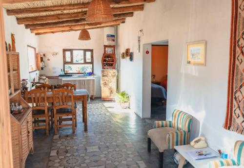 卡奇Cabaña Paraíso Cachi的厨房以及带桌椅的用餐室。