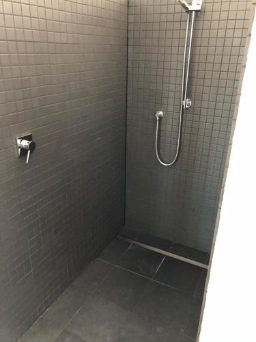 瓦纳卡Mt Barker的浴室铺有灰色瓷砖,设有淋浴。