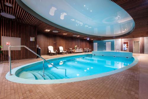 塔林Palace Hotel Tallinn, a member of Radisson Individuals的在酒店房间的一个大型游泳池