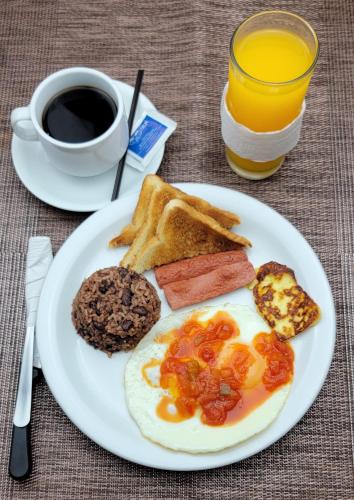 马那瓜RDG酒店的包括鸡蛋烤面包和咖啡的早餐盘