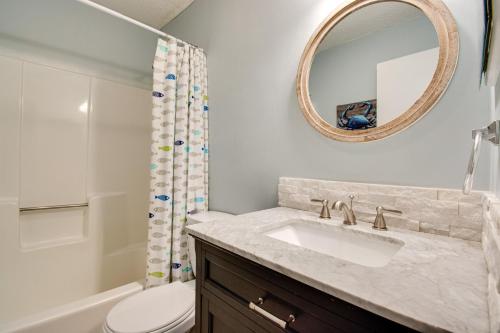 希尔顿黑德岛Beach side condo at Hilton Head Resort Villas的一间带水槽、卫生间和镜子的浴室