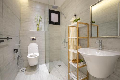 利雅德Spacious and Modern Apartment for Rent in Ergah, Riyadh的一间带卫生间和水槽的浴室