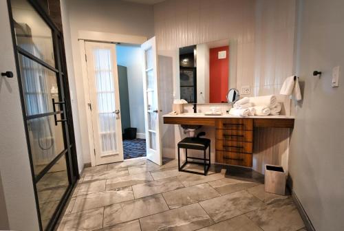 阿斯托里亚Cannery Pier Hotel & Spa的浴室设有水槽和带镜子的台面