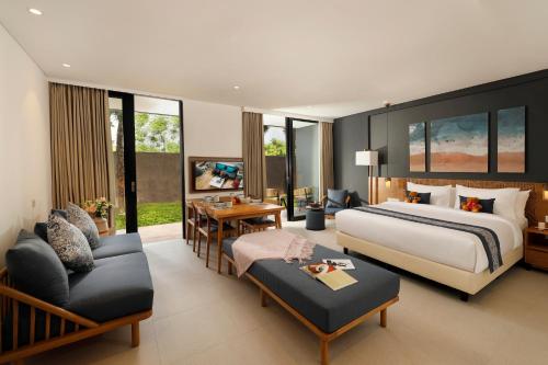 坎古Citadines Berawa Beach Bali的酒店客房设有床和客厅。
