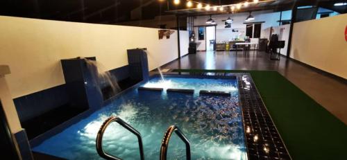 波德申Bahagia 137 Homestay with private pool的大房间设有一个大型按摩浴缸,配有灯光