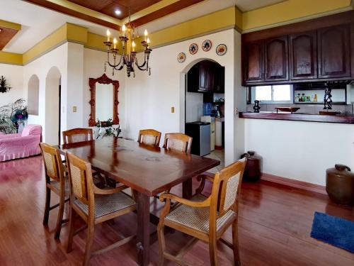 巴斯科丹丹旅馆的厨房以及带木桌和椅子的用餐室。
