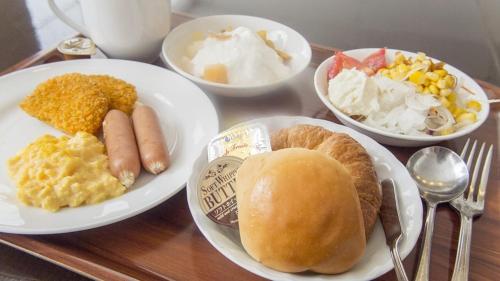 东京东品川哈顿酒店的餐桌,盘子上放着食物和碗