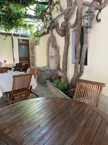 蒙法尔科内Antica locanda al Gelso的树餐厅里的木桌