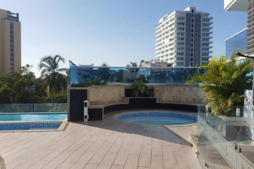 圣玛尔塔Hermoso apartamento. Cerca del mar.的城市中心的一个游泳池