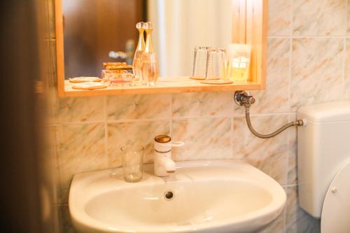 克拉尼斯卡戈拉维拉罗马纳旅馆的浴室配有白色水槽和卫生间。