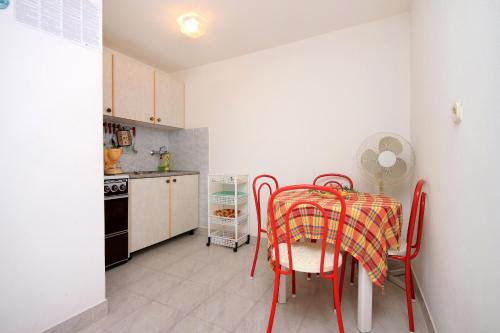 布拉托Apartment Prigradica 9141b的一间厨房,里面配有桌椅