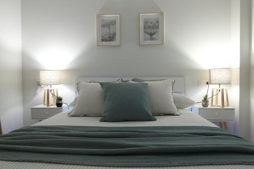 维戈Apartamento Mar de Ardora的一间卧室配有一张大床和两盏灯
