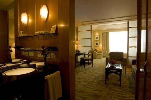 新德里新德里酒店的酒店客房设有浴室和客厅。