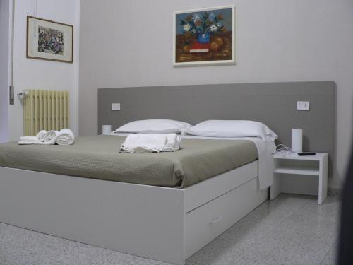 AccetturaLocanda Pezzolla的一间卧室配有一张大床和两条毛巾