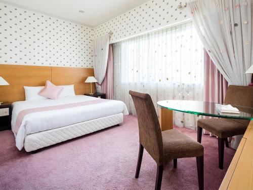 千叶法兰克斯酒店的酒店客房带一张床、一张桌子和椅子
