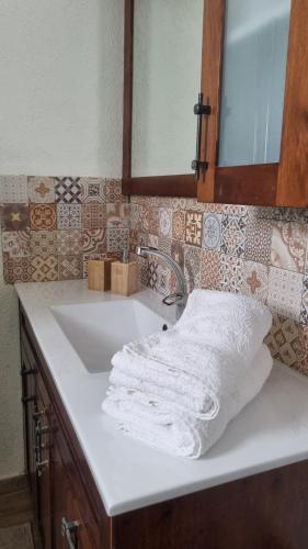 ‘IsfiyāSavannah suite的浴室设有水槽和毛巾