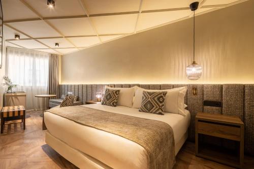 格拉纳达里奥室友酒店的一间卧室,卧室内配有一张大床