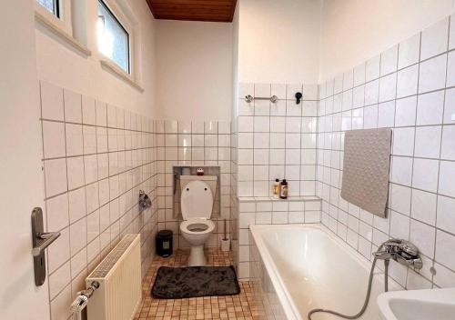 贝库姆Ruhige freistehender Bungalow mit Parkplatz的浴室配有卫生间、浴缸和水槽。