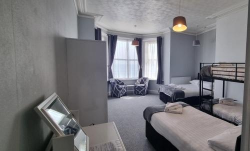 桑当皇家码头酒店的一间客房配有两张床和两张双层床。