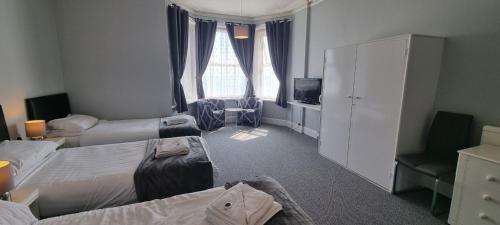 桑当皇家码头酒店的酒店客房设有三张床和电视。