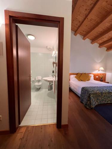 诺阿莱杜特里滕佩斯塔酒店的一间卧室设有一张床和一间浴室。