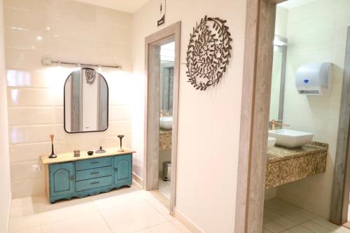 亚喀巴Luciana Hotel by BRATUS的一间带蓝色橱柜和水槽的浴室
