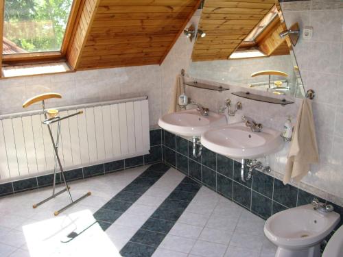 维拉尼Anonim Vendégház的一间带两个盥洗盆和卫生间的浴室