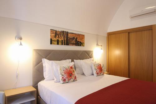 莫朗Casa dos Lacerdas的配有两张枕头的床的酒店客房