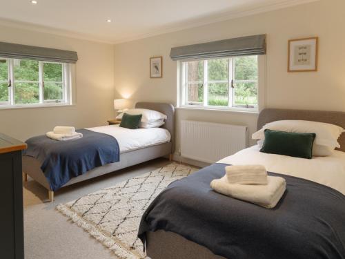赫特福德The Walled Garden at Woodhall Estate的一间卧室设有两张床和两个窗户。