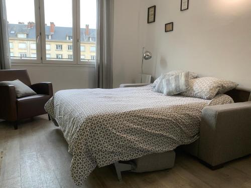 亚眠Sòlfar - Amiens (hypercentre)的一间卧室配有一张床、一把椅子和窗户。