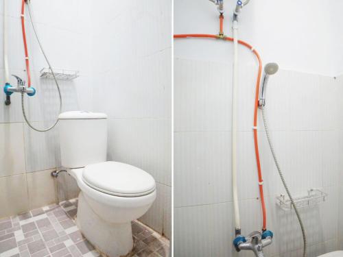 棉兰SUPER OYO 91627 Wika Wiki Homestay的浴室设有卫生间和淋浴,两幅图片
