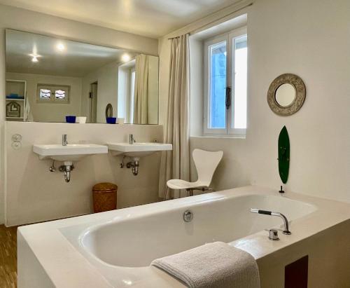 丁克尔斯比尔kirchgässlein的白色的浴室设有浴缸和两个盥洗盆