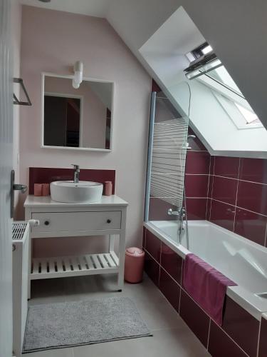 布吕兹Kerlann Bruz的一间带水槽、浴缸和镜子的浴室