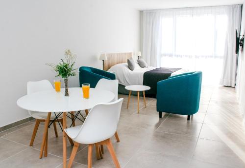 玛德琳港CQ MITRE的客厅配有白色的桌子和椅子