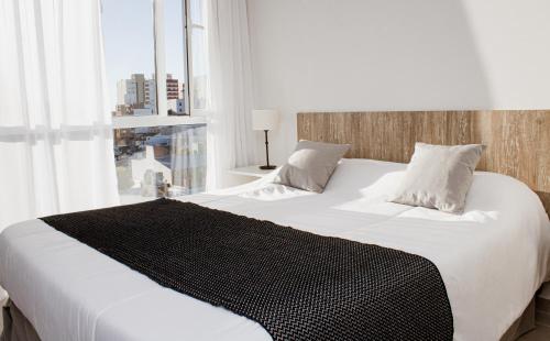 玛德琳港CQ MITRE的卧室配有一张大白色床和窗户